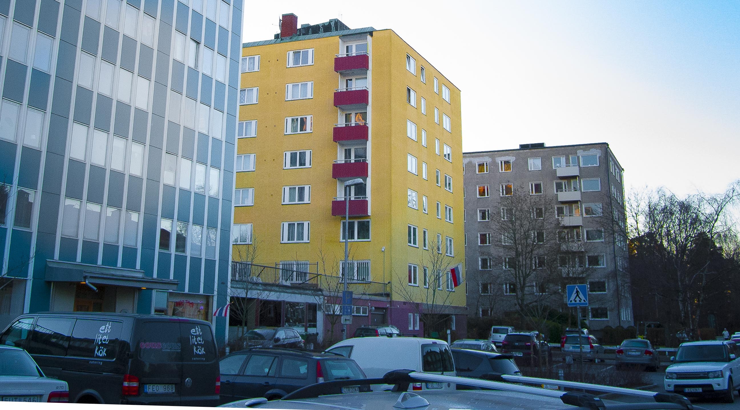 Den omstridda fastigheten på Lidingö (det gula huset med rysk flagga). Fastigheten ägdes tidigare av Ryska federationen. När Ryska federationen inte betalade en skuld till den tyska affärsmannen Franz J Sedelmayer ansökte denne år 2003 hos Kronofogden om att fastigheten skulle utmätas. (Foto: Mikael Iso-Oja /Epoch Times Sverige)
