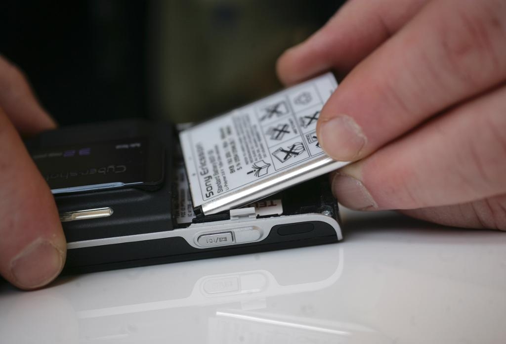 Mobiltelefonbatterier innehåller kobolt som sannolikt brutits av barnarbetare i Kongo Kinshasa. (Foto: Fredrik Sandberg/TT-arkivbild)