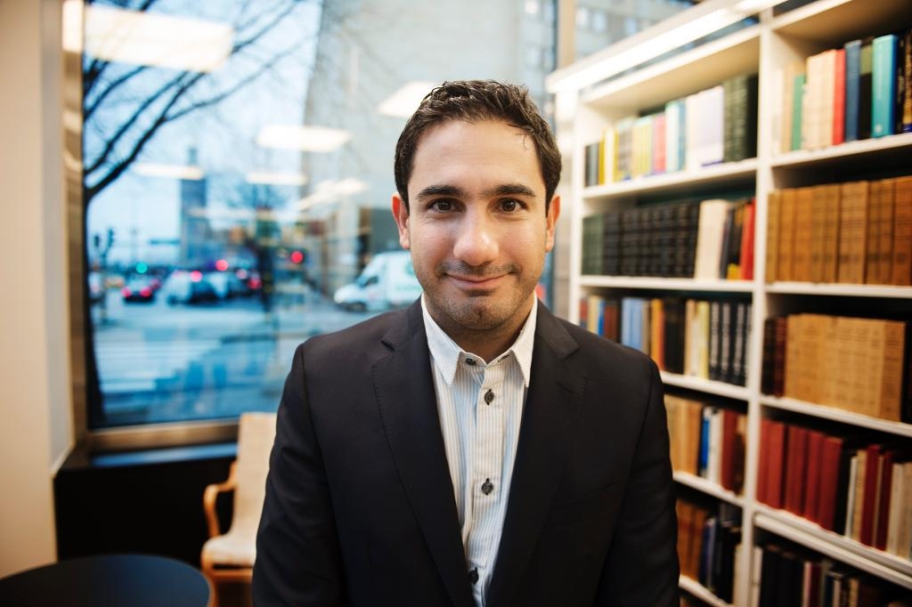 Civilminister Ardalan Shekarabi (S) vill undersöka om fler myndighetsfunktioner kan samordnas i stordrift och flyttas ut i landet. (Foto: Fanni Olin Dahl / TT)