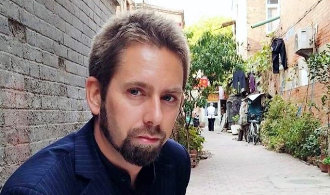 Den i Kina häktade svensken mår bra och har tillgång till sina mediciner, meddelar UD. Han anklagas nu av Kina för att ha "finansierat kriminella aktiviteter". (Foto: Pressbild)