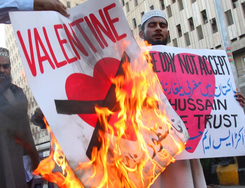 Aktivister från partiet JUP vid en protest mot alla hjärtans dag i Karachi 2008. (Foto: Shakil Adil/AP/TT)