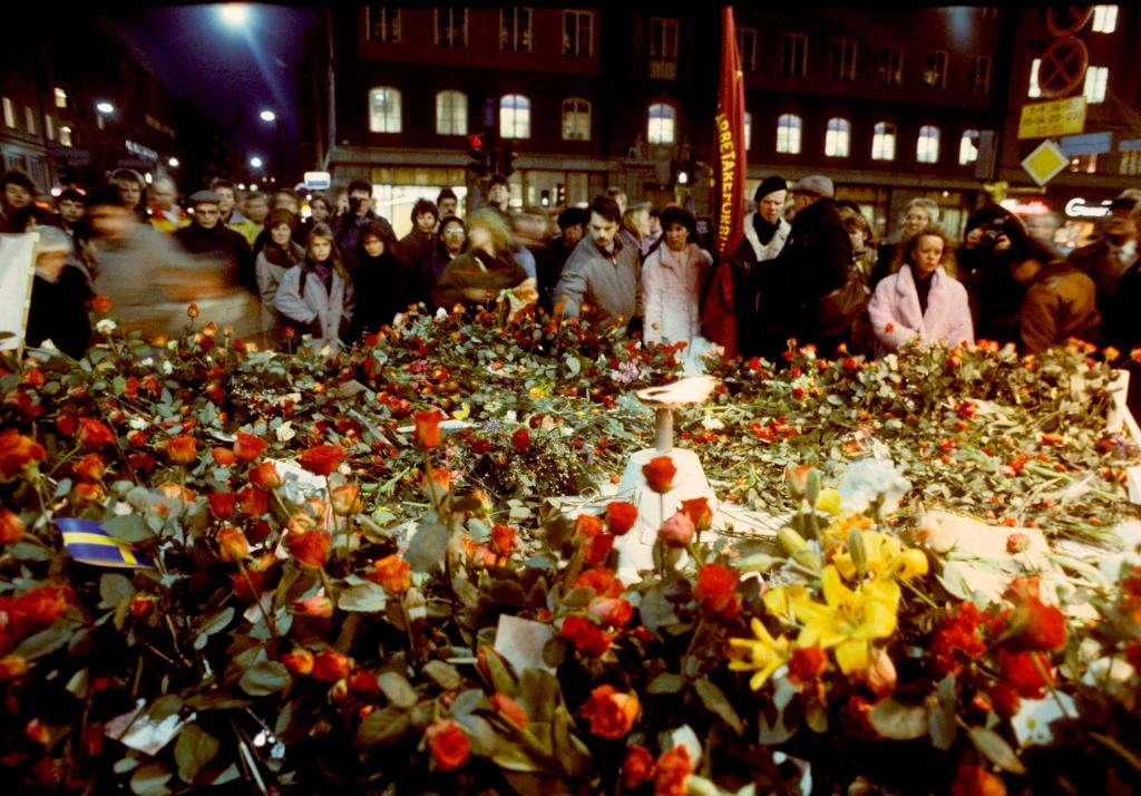 Sörjande människor lägger blommor på mordplatsen vid hörnet av Sveavägen och Tunnelgatan i mars 1986, för att hedra Olof Palme. (Foto: Leif R Jansson/TT)
