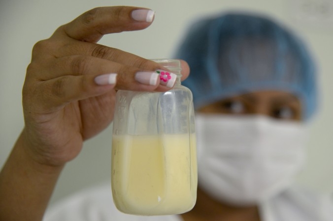 En mamma i Colombia visar en flaska efter att samlat in bröstmjölk för donation på ett sjukhus i Medellin i Colombia den 20 augusti 2014. (Foto: Raul Arboleda /AFP/Getty Images)