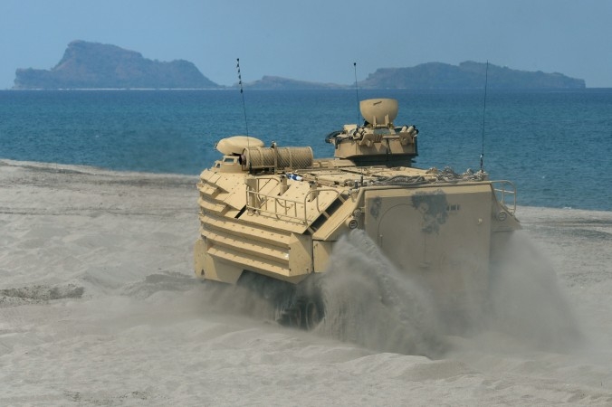 Spänningarna i Sydkinesiska havet ökar. På bilden syns ett amerikanskt amfibiefordon vid San Antonio i Zimbaleprovinsen i Filippinerna under en militärövning i Sydkinesiska havet den 21 april 2015. (Foto: Ted Aljibe /AFP/Getty Images)