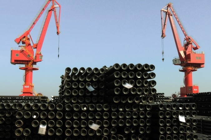 Stålrör i en hamn i Jiangsuprovinsen i Kina som ska lastas för export. 2016 riskerar att bli ett år där världen översvämmas av billigt kinesiskt stål. (Foto: STR/AFP/Getty Images)