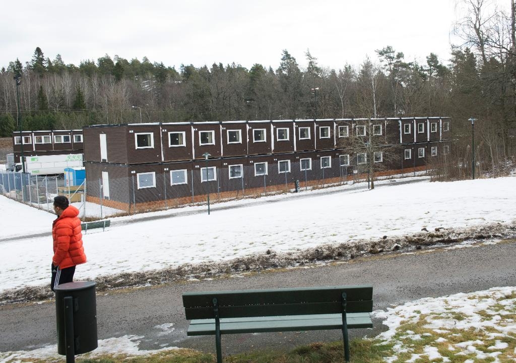 Den nya anvisningslagen som träder i kraft i dag tvingar många kommuner att snabbt få fram bostäder för flyktingar. Här ett barackbygg i Fagersjö i södra Stockholm. (Foto: Fredrik Sandberg/TT)