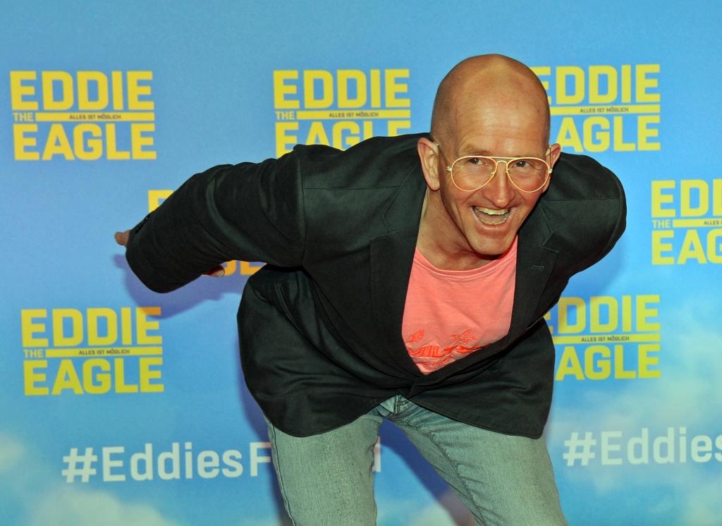 Den riktige "Eddie the Eagle", Michael "Eddie" Edwards, poserar inför kamerorna före en visning av filmen i München. (Foto: Ursula Dueren)