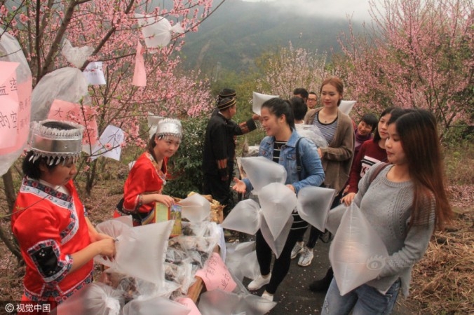 Allt går att sälja. I Guangdong säljer några bybor den relativt rena luften i området till turistande besökare. (Foto: Sina)