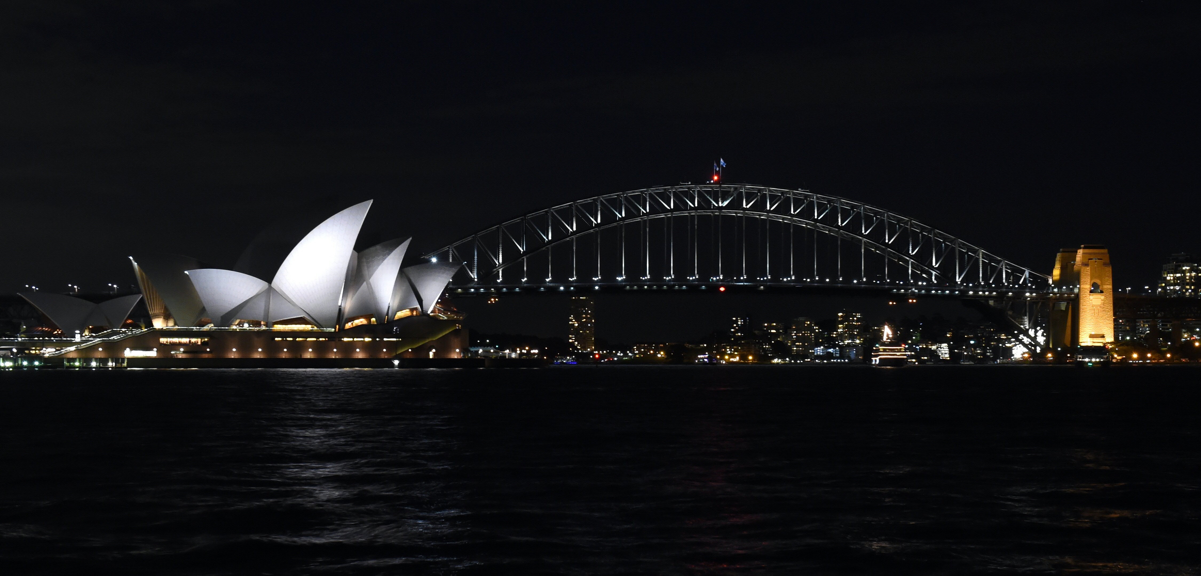 Bilden är tagen den 19 mars 2016 och visar operahuset i Sydney i Australien innan ljuset släcktes under kampanjen för Earth Hour i Sydney. Miljoner människor från 178 länder väntas delta i WWW:s Earth Hour i år. Byggnader såsom Eiffeltornet, Taipei 101 och Empire State Building i USA kommer att mörkläggas under 60 minuter från kl 20:30 lokal tid. (Foto: AFP/William West/Getty Images) 