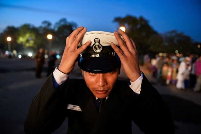 En indisk flottist rättar till mössan. Japan och Vietnam drar nu i Indien för att få hjälp att motverka Kinas ambitioner i Sydkinesiska sjön, och samtidigt verkar Kinas agerande tillsammans med Pakistan driva Indien i riktning mot ett sådant scenario. (Foto: Chandan Khanna /AFP/Getty Images)