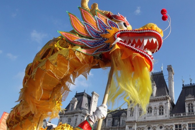 En stor, gul drake i en parad i Paris inför det kinesiska nyåret den 14 februari 2010. (Foto: Verdy/AFP /Getty Images)