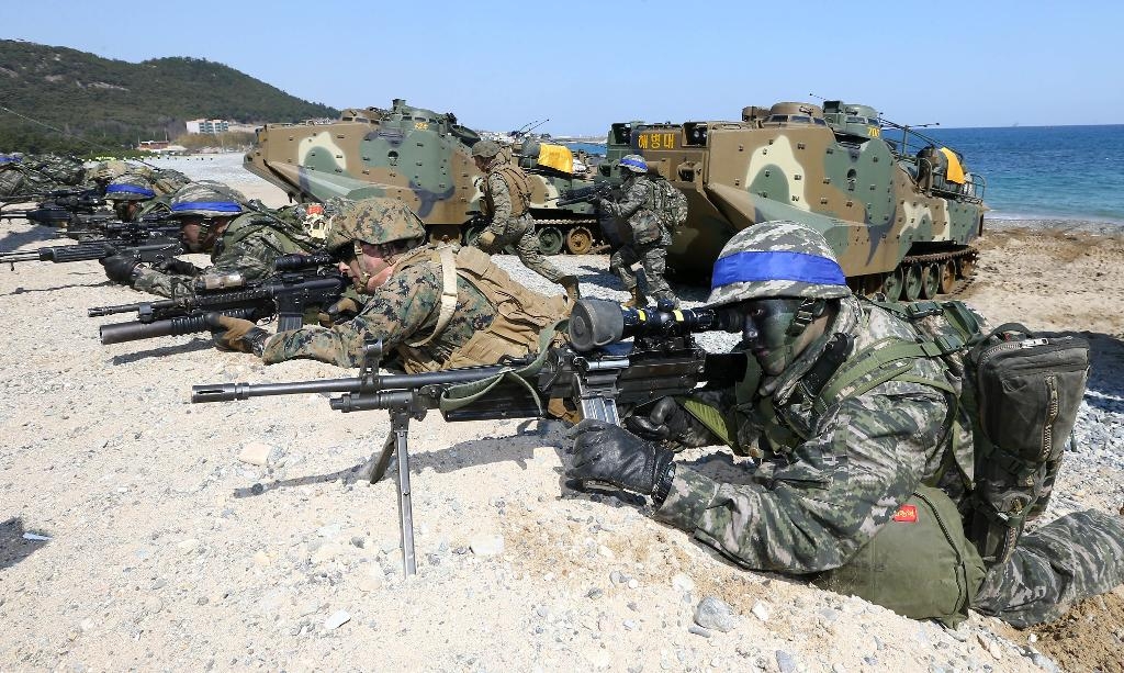 Sydkoreanska kustjägare tränar landstigning tillsammans med amerikanska kollegor. (Foto: Kim Jun-bum/AP/TT)