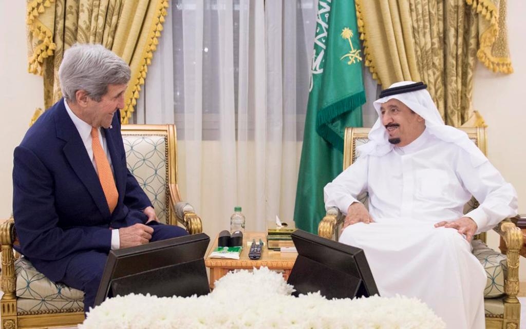 Den saudiske kungen Salman tar emot den amerikanske utrikesministern John Kerry i Riyad i Saudiarabien på fredagen. (Foto: AP/TT)