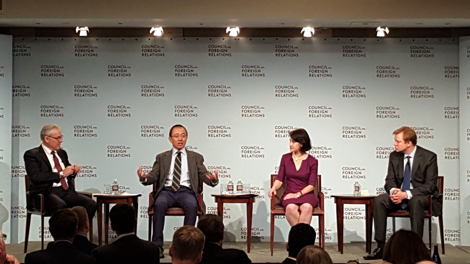 Tim W. Ferguson, redaktör på Forbes Asia; Gao Xiqing, professor vid Tsinghua-universitetet; Karen Harris, managing director på Bain & Company; och Brad W. Setser, senior fellow vid Council on Foreign Relations diskuterar Kinas 13:e femårsplan på Council on Foreign Relations i New York, 19 april, 2016. (Foto: Valentin Schmid/EpochTimes)
