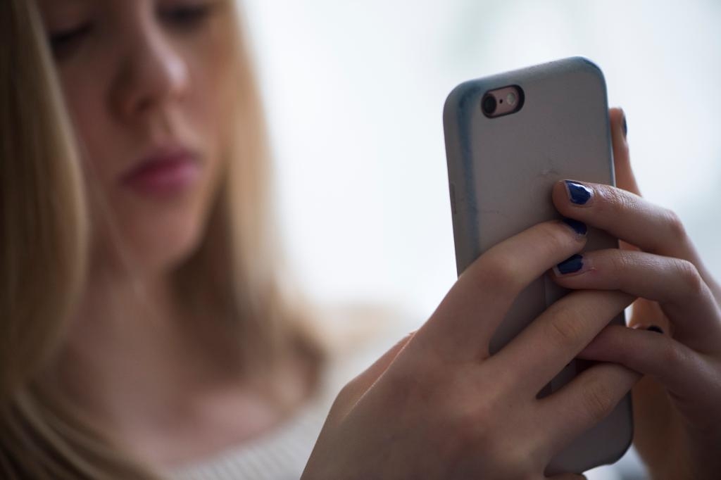 Många elever störs av sin egen användning av mobil på lektion, visar en ny rapport från Skolverket. (Foto: Fredrik Sandberg /TT-arkivbild)