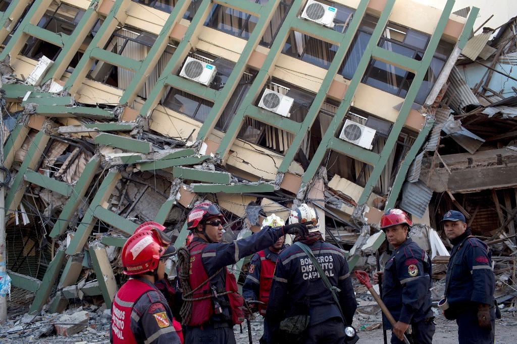 
Räddningsarbetare från Venezuela förbereder sig för att påbörja sökarbetet i Portoviejo, Ecuador. (Foto: Rodrigo Abd /AP/TT)