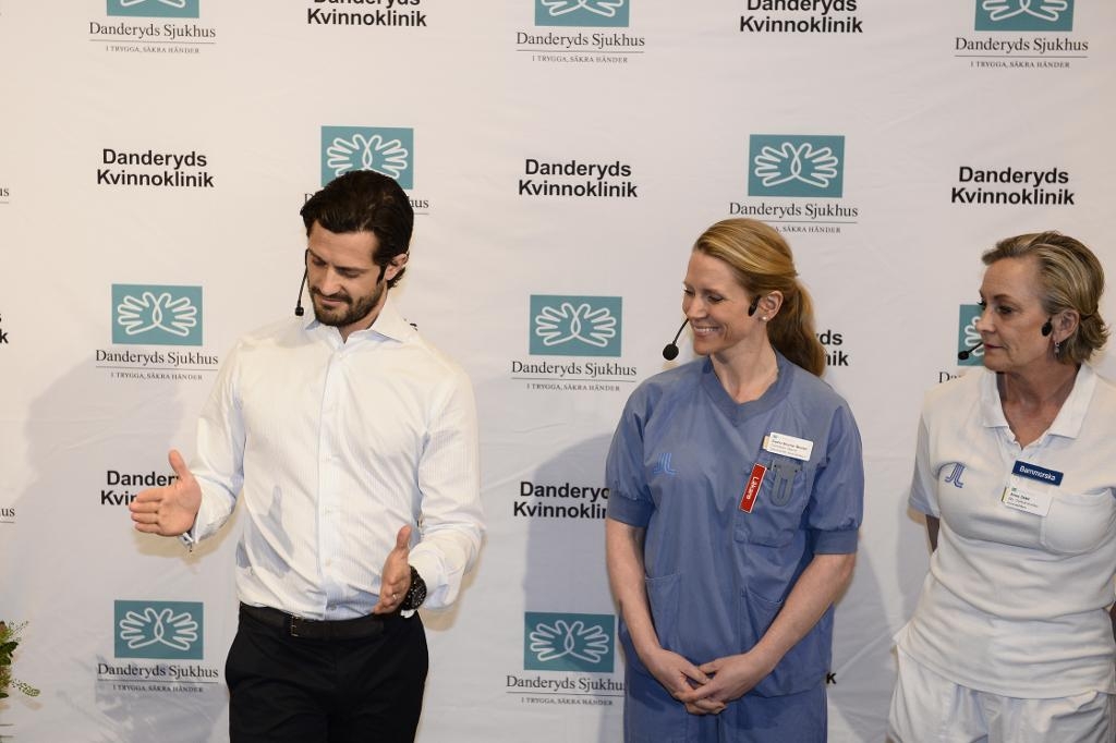 Prins Carl Philip måttar sonens storlek med barnmorskan Anna Sthål och förlossningsläkare Sophia Brismar Wendel meddelade vid tisdagens pressträff. (Foto: Thommy Tengborg/TT)