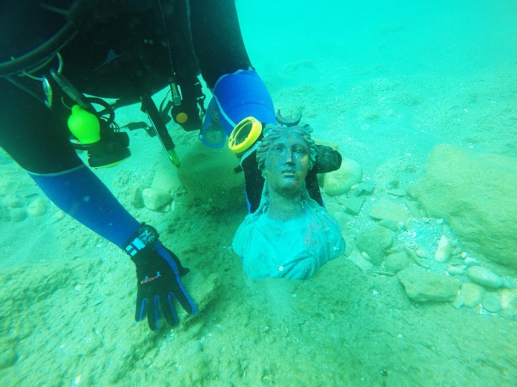 En figurin av mångudinnan Luna har hittats i havet utanför den israeliska hamnstaden Caesarea.
(Foto: Ran Feinstein)