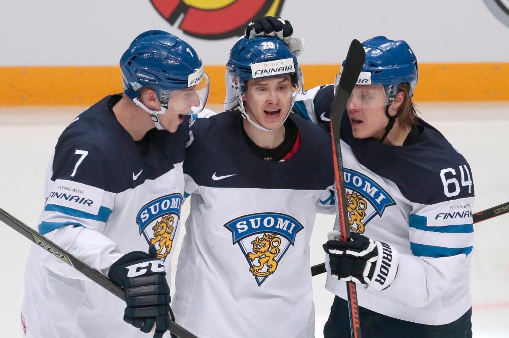 Sebastian Aho gratuleras av Mikael Granlund och Esa Lindell efter det första av hans två mål. (Foto: Ivan Sekretarev/AP/TT)