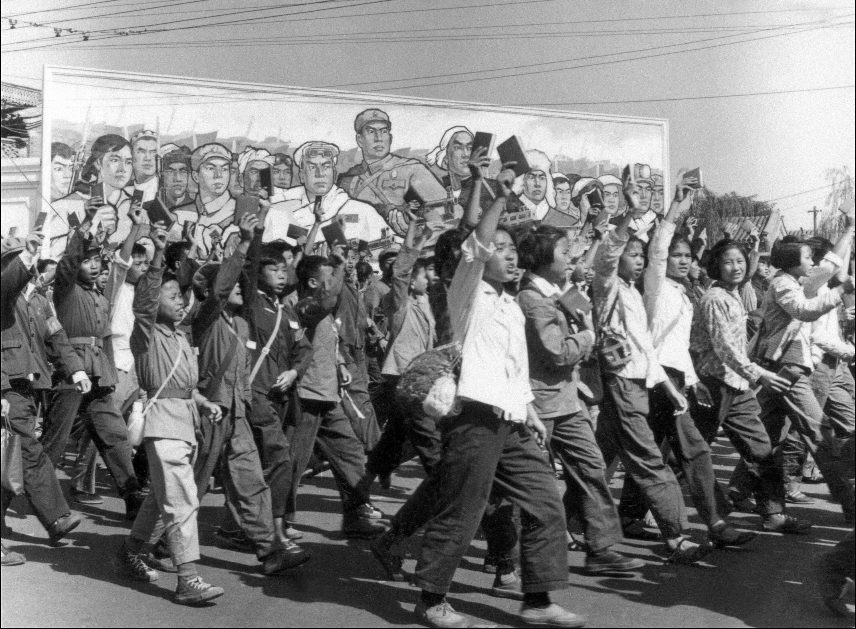Bilden, från juni 1966, visar unga kinesiska  rödgardister som paraderar med Maos "lilla röda" i Peking. Kulturrevolutionen kastar fortfarande sin slagskugga över dagens Kina, på många sätt. (Foto: Jean Vincent/AFP/Getty Images)