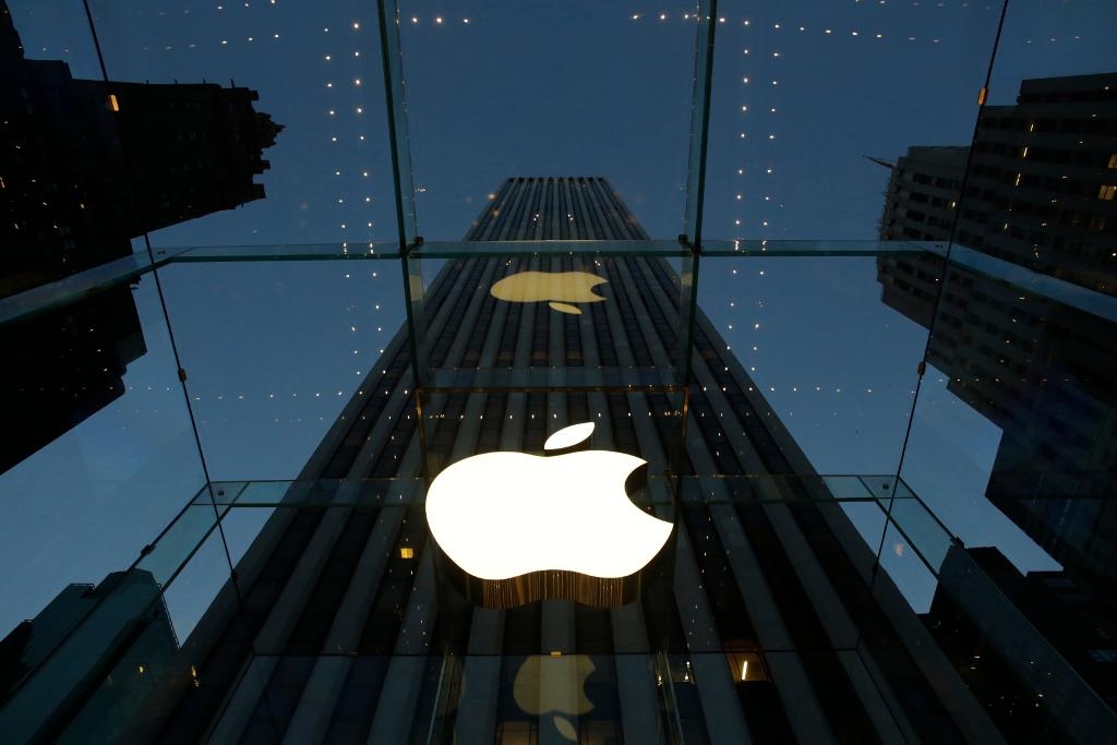 Vill du veta vad du godkänner när du laddar ner Itunes tar det över tre timmar att läsa den snåriga avtalstexten. Arkivbild. (Foto: Mark Lennihan/AP/TT)
