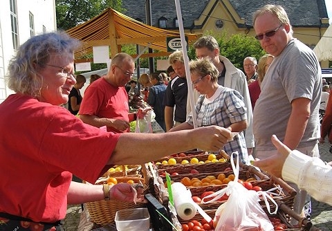 
Nu har säsongen för Bondens egen marknad startat. I helgen kan du handla närproducerade varor på olika orter runtom i Sverige. (Foto: Bondens egen marknad)                                            