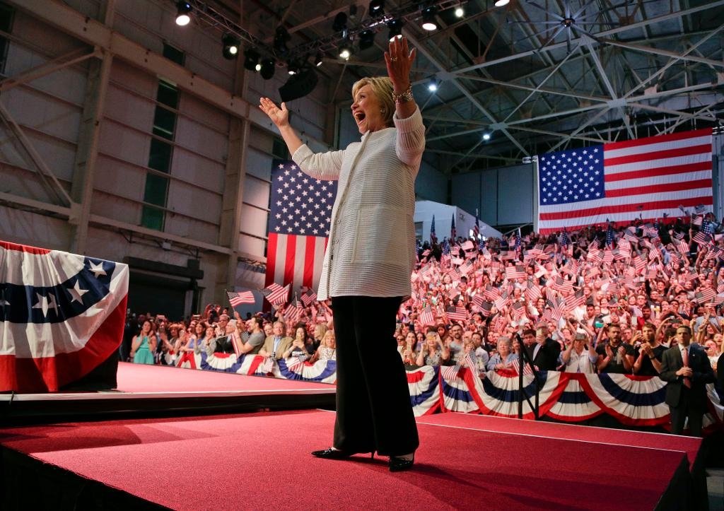 Hillary Clinton har vunnit oväntat stort i Kalifornien. På valvakan hemma i Brooklyn utropade hon sig till segrare i den demokratiska nomineringen. Formellt väljs hon på partikonventet i Philadelphia. (Foto: Julie Jacobson arkivbild)