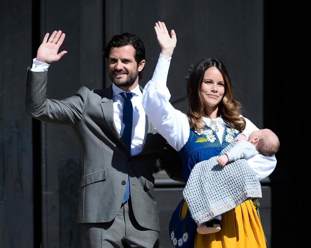 Prins Carl Philip, prins Alexander och prinsessan Sofia slår upp portarna till Öppet slott på Stockholms Slott i Stockholm på nationaldagen. Vid Öppet slott är det fri entré till slottet och dess utställningar och det arrangeras gratis guidade visningar. (Foto: Maja Suslin/TT)