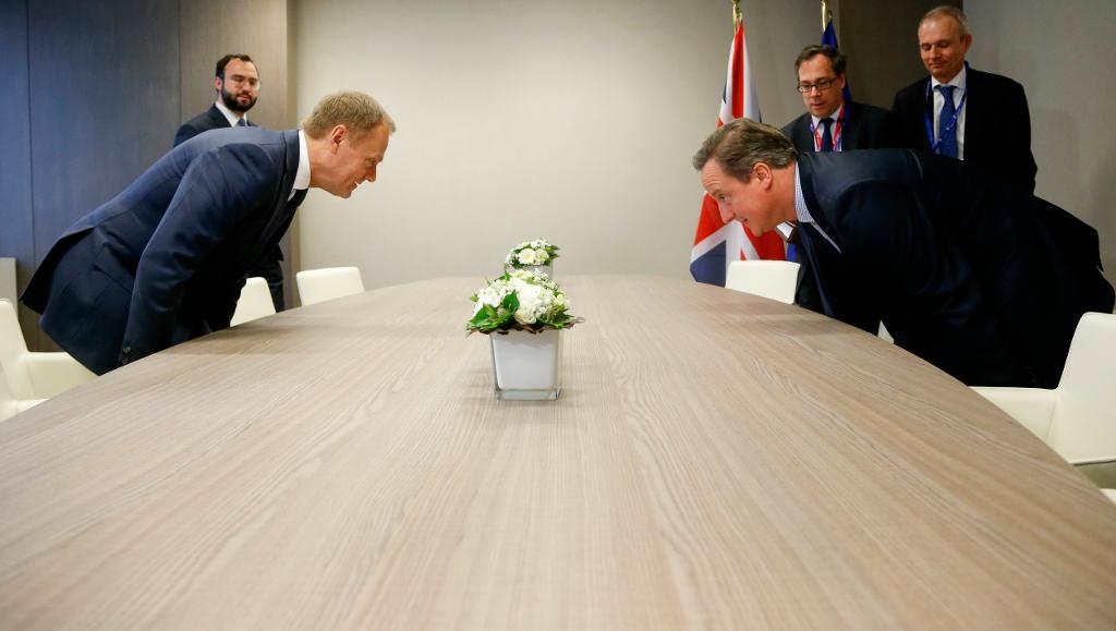 I vintras enades Storbritannien, här i form av premiärminister David Cameron, och EU, här med EU:s ordförande Donald Tusk, om begränsningar av förmåner som EU-immigranter kan få i det förenade kungariket. (Foto: Olivier Hoslet /AP/TT-arkivbild)