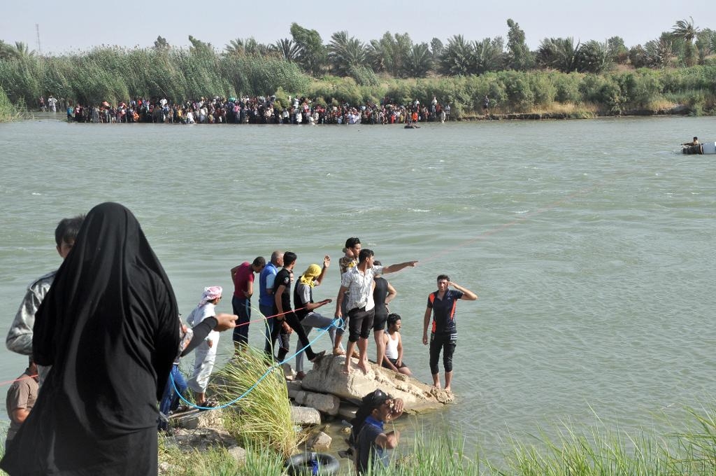 Människor från al-Falluja flyr över floden Eufrat för att undkomma strider och svält. Många har drunknat i samband med flykten enligt organisationen Norska Flyktninghjelpen. (Foto: AP/TT-arkivbild)