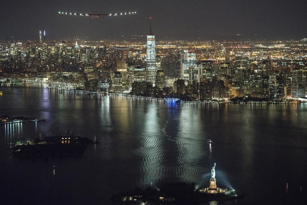 Solar Impulse 2 flyger över New York. (Foto: Jean Revillard /TT/AP-arkivbild)