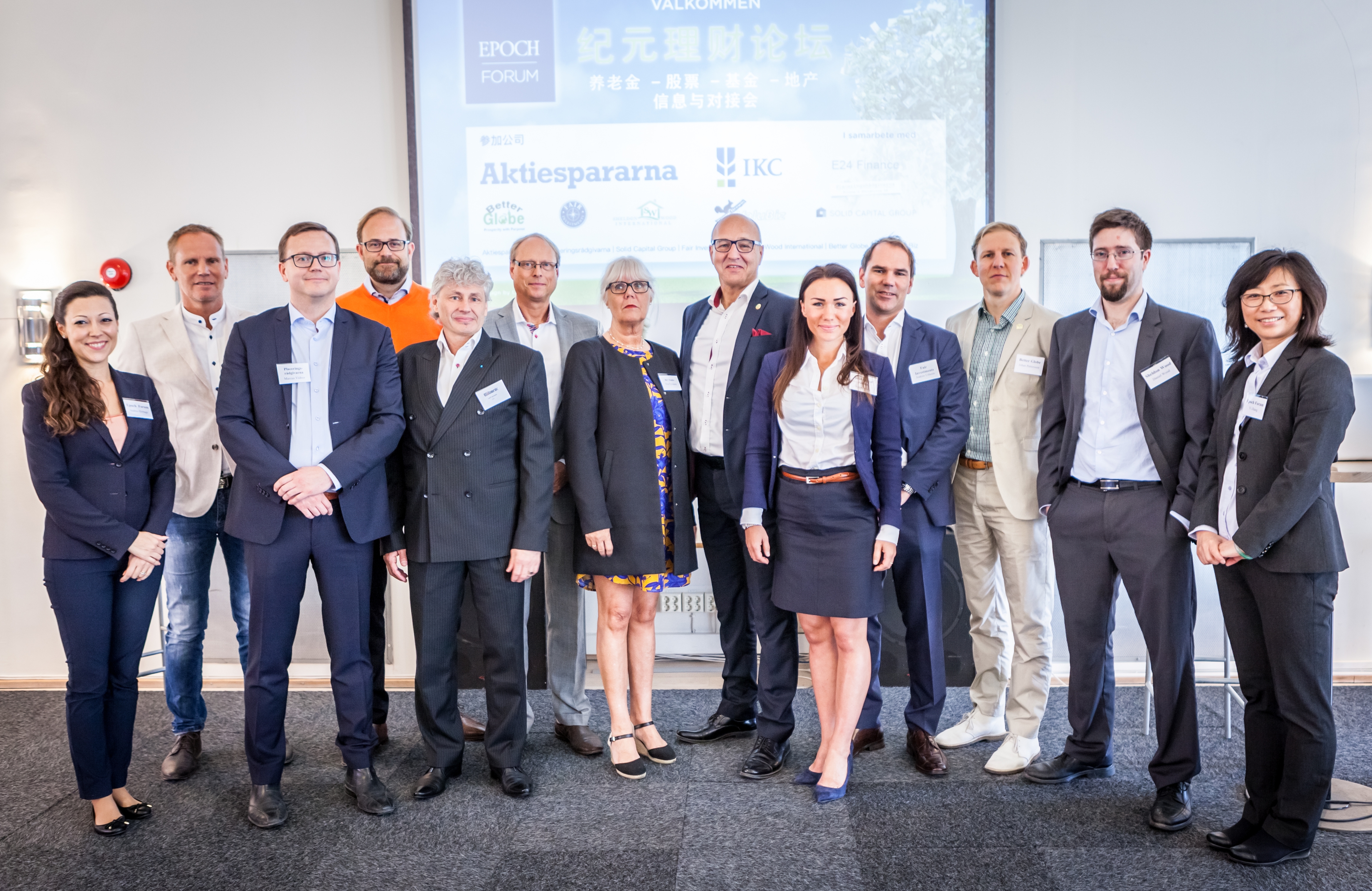 Utställare och arrangörer på Epoch Forum, Finlandshuset, Stockholm den 28 maj 2016. Från vänster, Andrea Elvhage från Epoch Times, Pontus Hittrich och Marcus Vidner från PlaceringsRådgivarna, Tobias Olsson från IKC Fonder, Leif Larsson från E24Finance, Sören Tolinsson från ValuBiz AB, Eva Tyvesson från IKC Fonder, Lennart Göthe från Better Globe, Kajsa Sihlén från Solid Capital Group, Joakim Urheim från Fair Investments, Johan Pettersson från Better Globe, och Yi Zhang från Epoch Times. (Foto: Zhi he Li/Epoch Times)  
