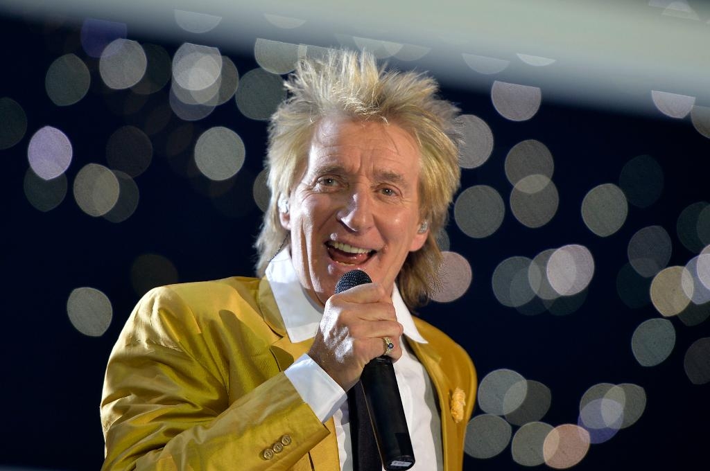 Artisten Sir Rod Stewart adlad av drottningen i Buckingham Palace. Arkivbild. (Foto: Martin Meissner/AP/TT)