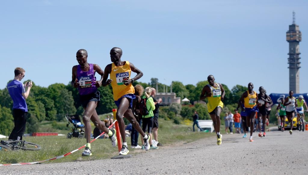 Stanley Kipchirchir Koech (nummer 2) och Daniel Kiprop Limo (1), gjorde upp om segern i Stockholm Marathon. (Foto: Christine Olsson/TT)