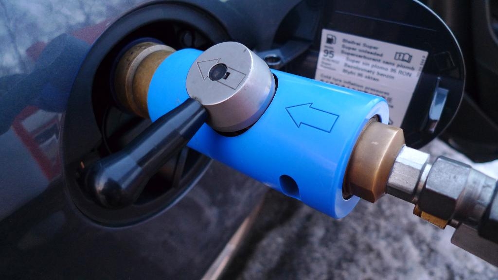 En gasbil tankas med fordonsgas. (Foto: Johan Nilsson /TT-fordongas)