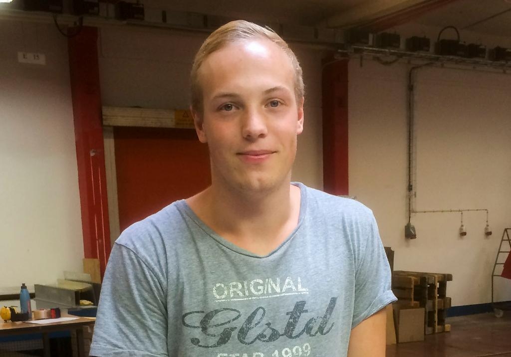 Charlie Aronsson är 19 år och sommarjobbar som montör på en industri där det tillverkas olika platsprodukter till sportbilar och sjukhussängar. (Foto: Charlie Aronsson)