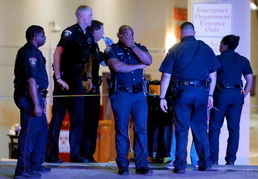 
Fem poliser dödades under skottlossningen i Dallas i natt. Flera är också skadade och vårdas på sjukhus. (Foto: Tony Gutierrez)