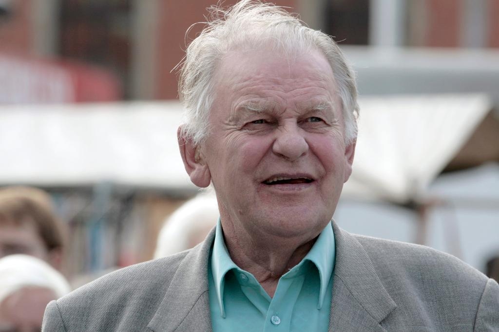 Centerpartiets gamle ledare Thorbjörn Fälldin, vid ett torgmöte i Umeå på måndagen. Fälldin följde Olofsson på måndagens turné längs Norrlandskusten. (Foto: Rolf Höjer/TT)