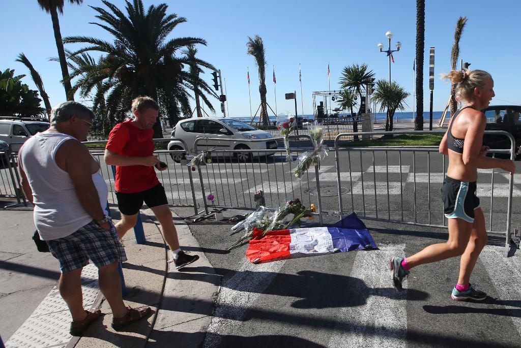 Livet börjar så smått återvända i Nice efter torsdagskvällens attack. Under lördagen kommer strandpromenaden att åter öppnas. (Foto: Luca Bruno/AP/TT)