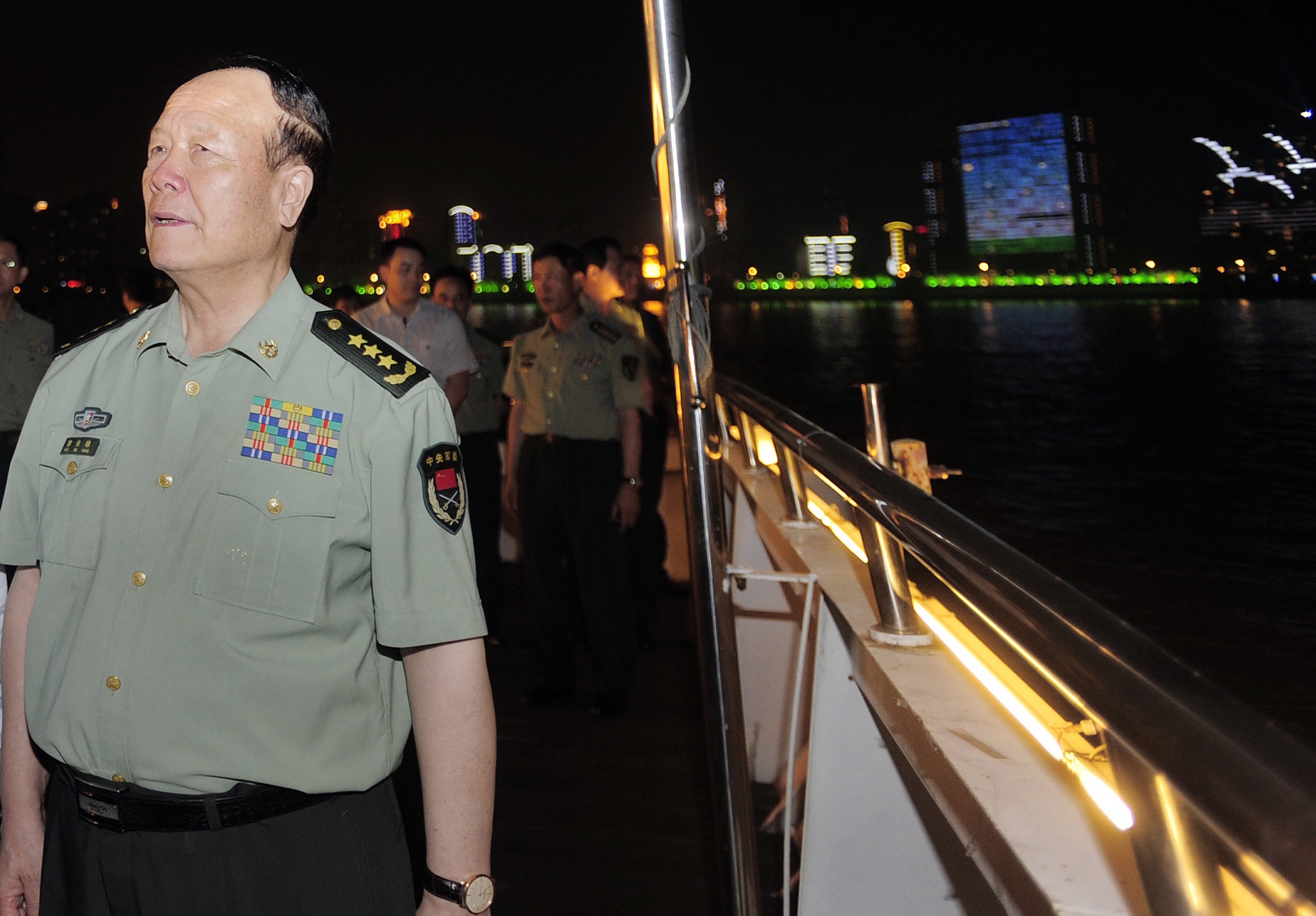 General Guo Boxiong (i förgrunden) har dömts till livstids fängelse och fråntagits sin militära rang. Officiellt gäller det korruption, men kommentatorer menar att det är politiska skäl som lett till hans fall. STR/AFP/Getty Images)