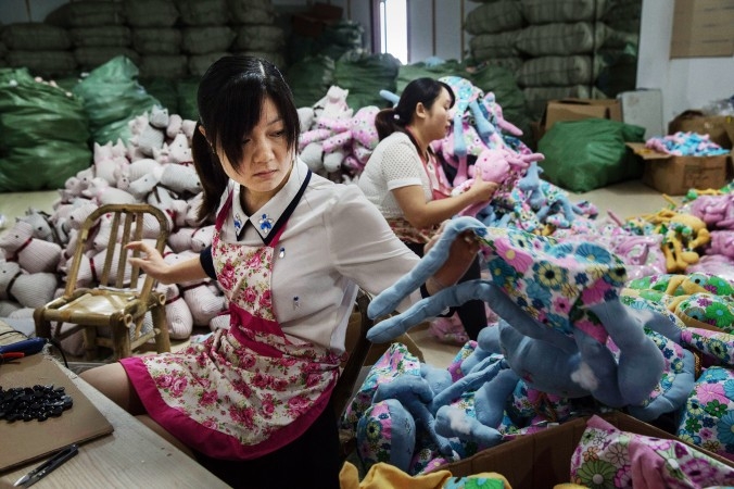 Tillverkningsindustrin i Kina uppvisar svaga exportsiffror, enligt China Beige Books rapport om andra kvartalet 2016. Bilden från en leksaksproducent i Zhejiang. (Foto: Kevin Frayer/Getty Images)