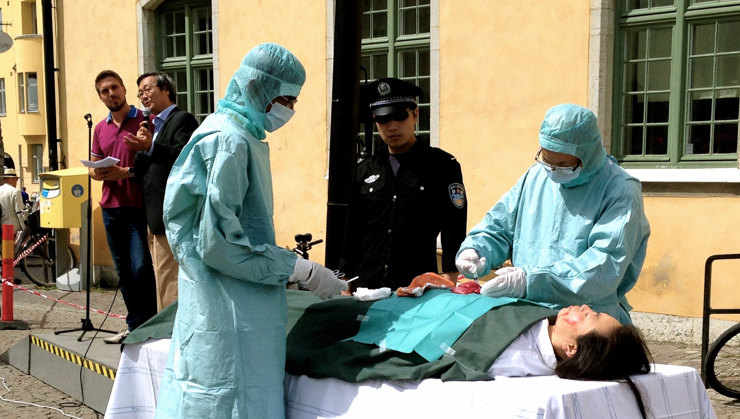Iscensättning av organstölder i Kina. Eventet arrangerades av Svenska föreningen för Falun Dafa. I bakgrunden syns Man-Yang Ng. (Foto: Susanne W Lamm/ Epoch Times Sverige)