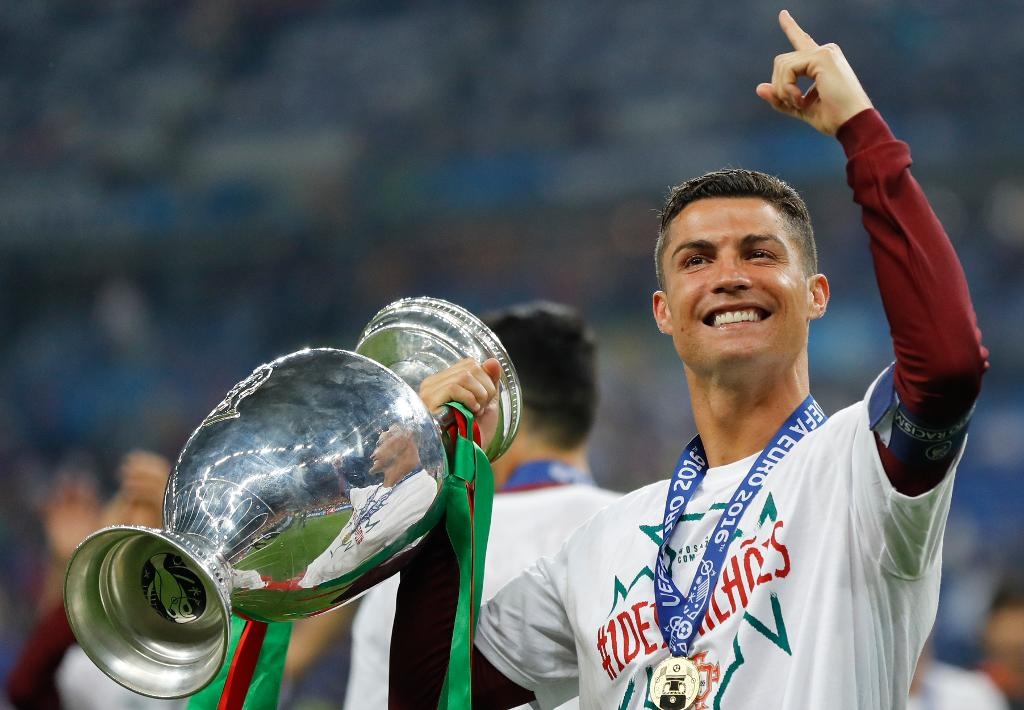 När nyblivne Europamästaren Cristiano Ronaldo ska flyga hem kommer han i fortsättningen att göra det till en flygplats som bär hans namn. Arkivbild. (Foto: Frank Augstein/AP/TT)