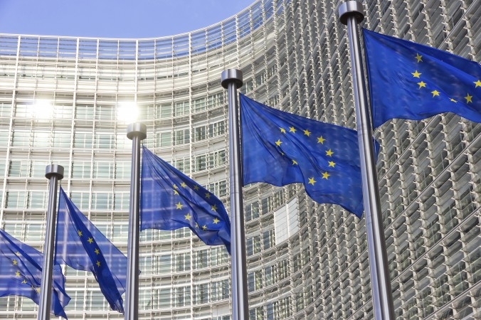 EU-flaggor framför Europaparlamentets byggnad i Bryssel. Europaparlamentet antar i dag, den 27 juli, en så kallad skriftlig förklaring angående organstölderna i Kina. (VanderWolf-Images/iStock)