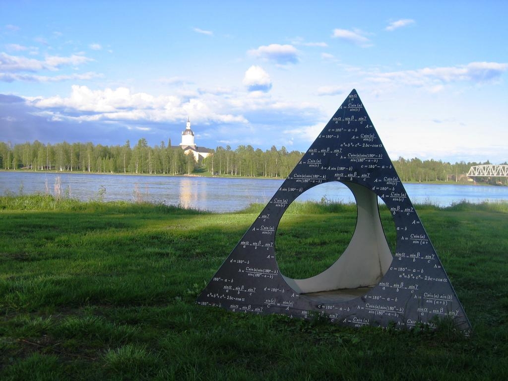I Haparanda vid Torne älv finns monumentet "von Struve's Triangle" av konstnären Victoria Andersson. På andra sidan älven skymtar Nedertorneå kyrka som är en av punkterna i världsarvet Struves meridianbåge. (Foto: Dan Norin /Pressbild)
