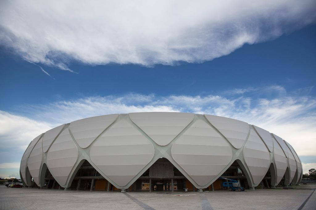 Det gäller att de svenska spelarna inte blir för heta på Arena da Amazônia. (Foto: Felipe Dana /AP/TT-arkivbild)