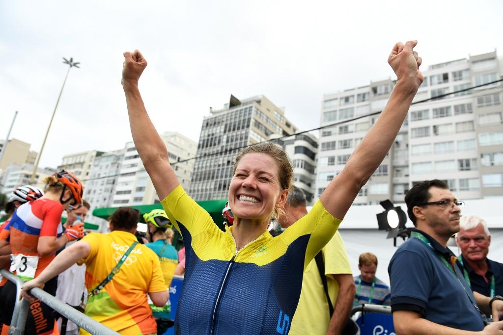 Emma Johansson jublar efter sitt silver i damernas linjelopp under OS i Rio. (Foto: Jessica Gow/TT/TT)