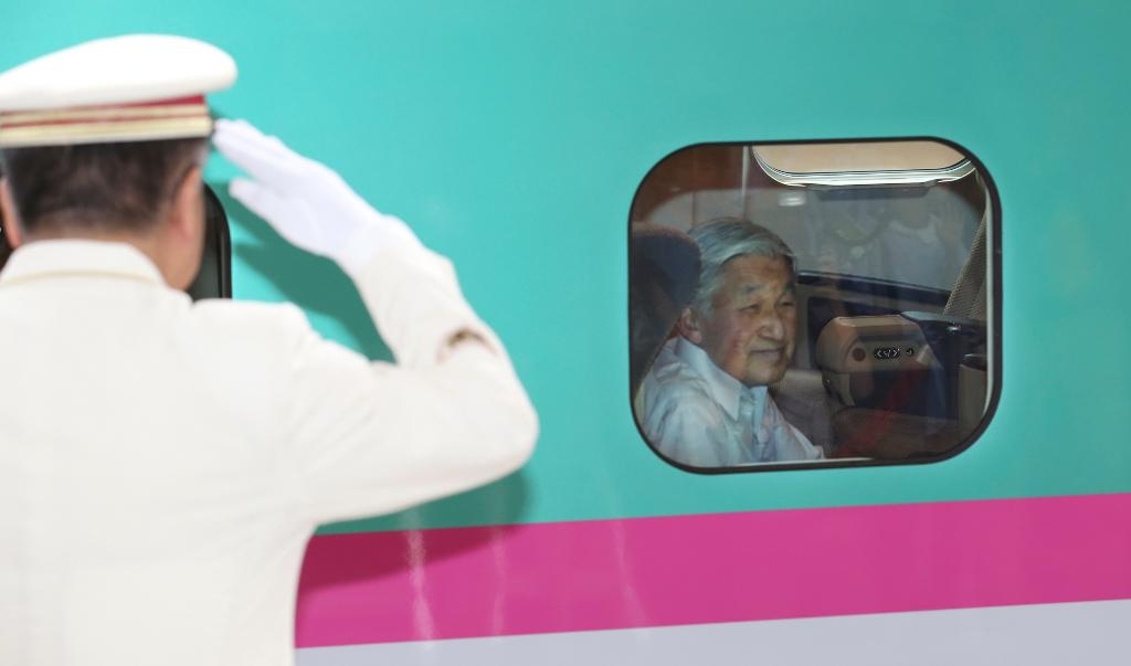Kejsare Akihito när han tog snabbtåget Shinkansen från Tokyo till sommarvillan i Nasu häromveckan. (Foto: Koji Sasahara/AP)