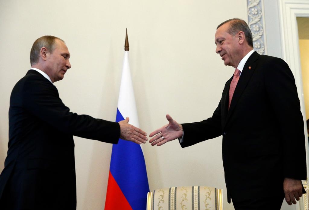 Rysslands president Vladimir Putin välkomnar Recep Tayyip Erdogan till S:t Petersburg. (Foto: Alexander Zemlianichenko /AP/TT)