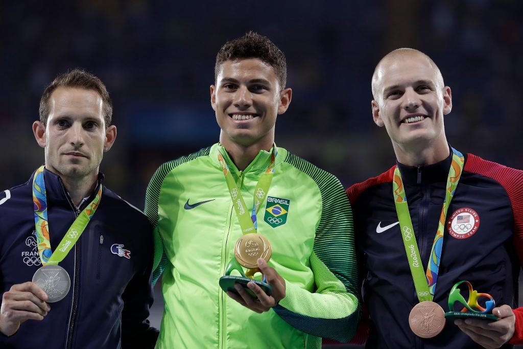 Renaud Lavillenie (till vänster) hade svårt att glädjas åt silvret. (Foto: Guldmedaljören i stavhopp, brasilianaren Thiago Braz Da Silva, och bronsmedaljören Sam Kendricks, USA, var betydligt gladare. (Foto: Andrew Medichini /AP/TT)
